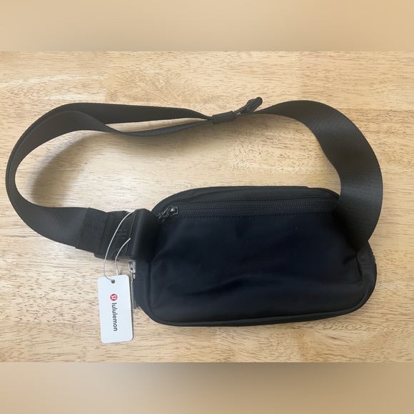 NWT Lululemon Hawaii Print Everywhere Belt Bag 2L - Picture 2 of 4